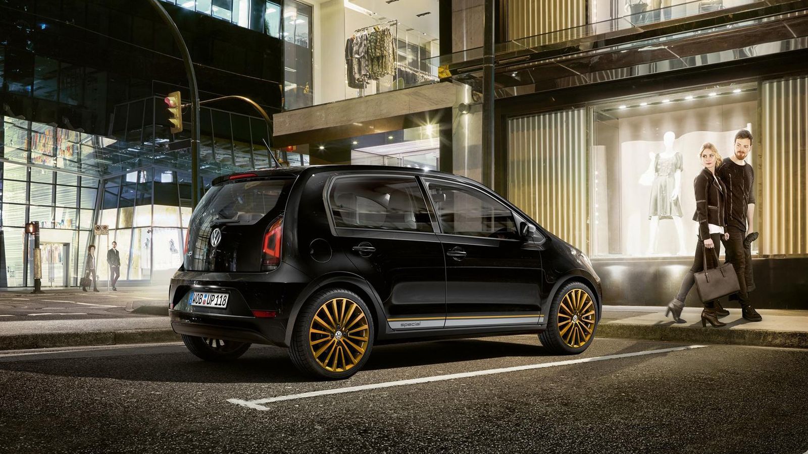 Εναλλακτικά, το αυτοκίνητο μπορεί να αποκτηθεί σε μαύρο χρώμα (Black Pearl) με τροχούς 17 ιντσών στη χρυσή απόχρωση Savana Gold. Αμφότερα τα μοντέλα δ